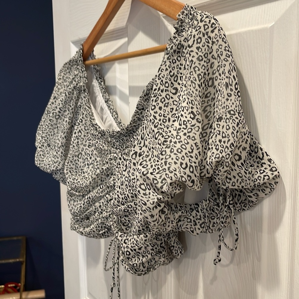 Cropped Blouse - Picture 2 of 4